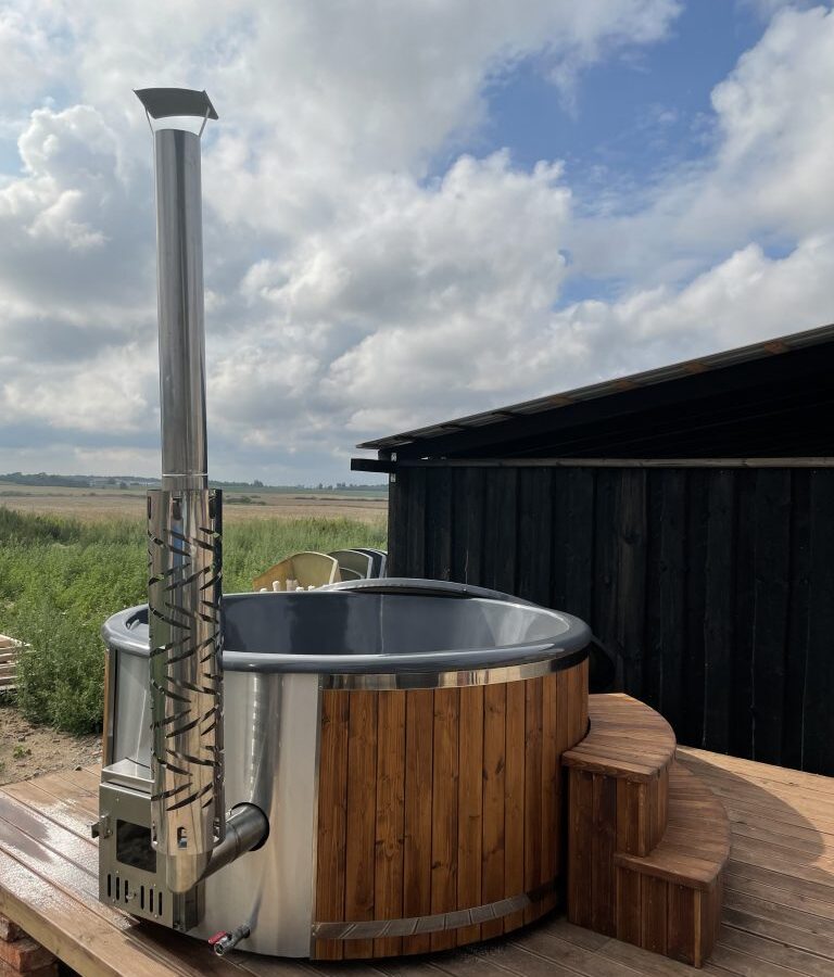 Koka kubls ar krāsni un kāpnēm