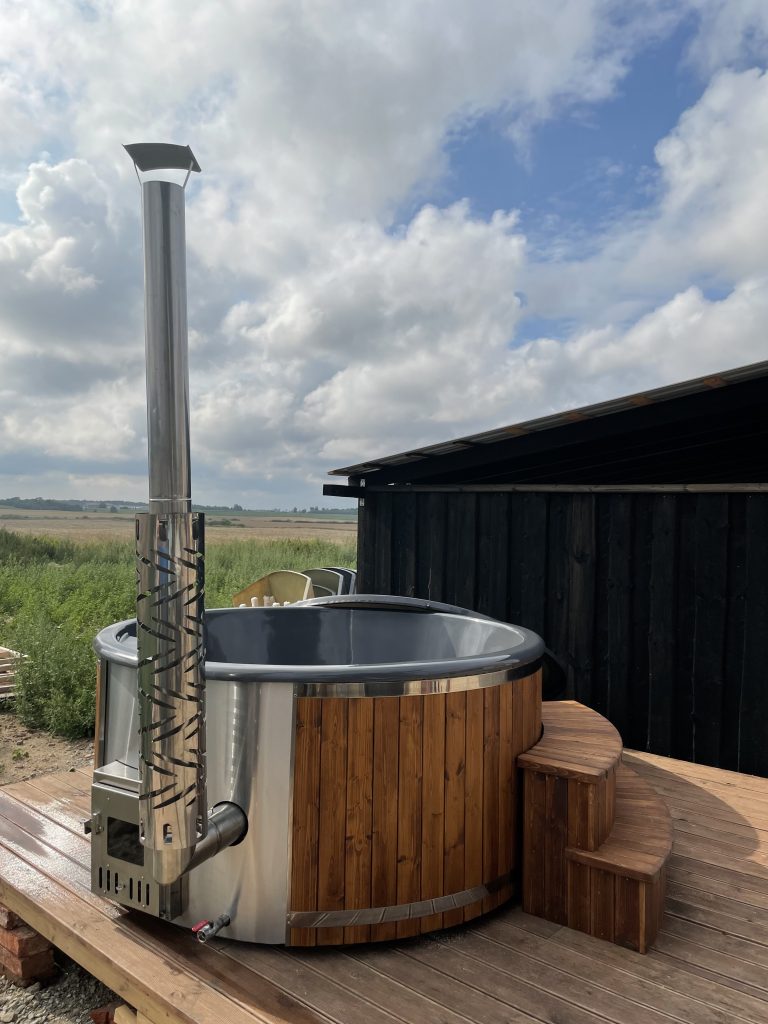 Koka kubls ar krāsni un kāpnēm