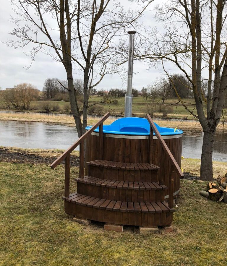 Koka kubls ar margām un kāpnēm