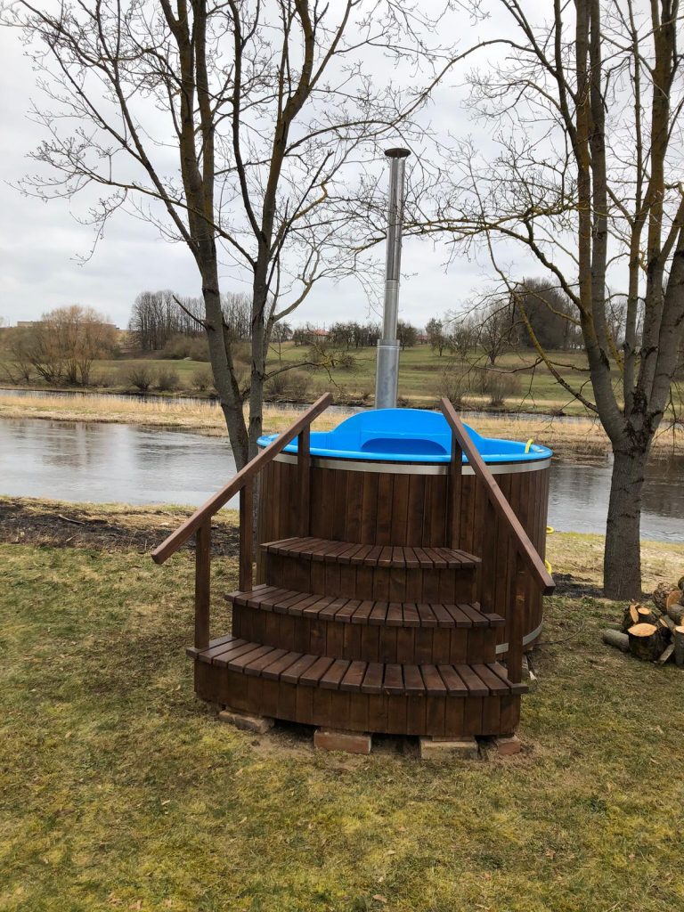 Koka kubls ar margām un kāpnēm